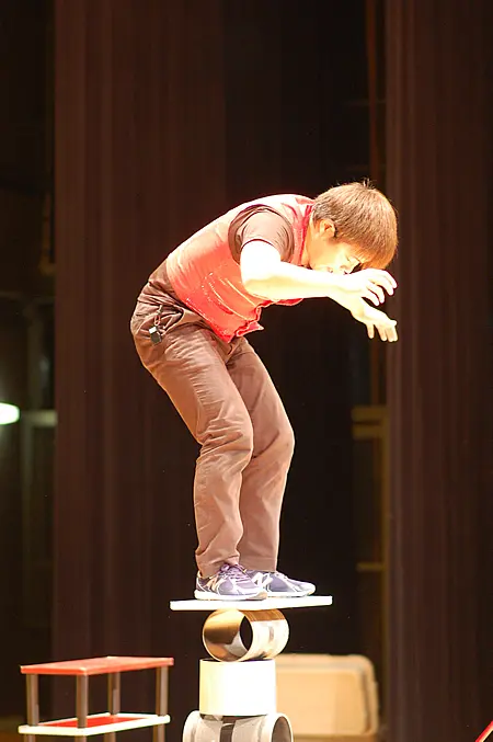 バランス芸をするパフォーマー
