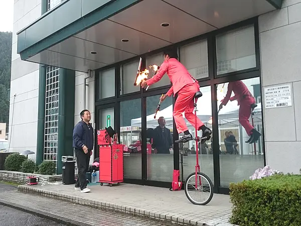 一輪車にのる大道芸人