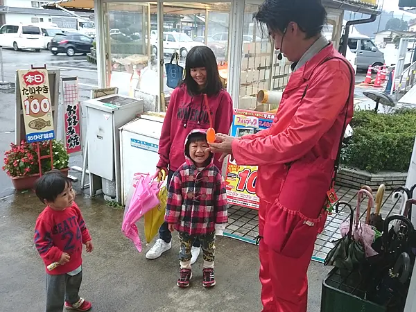 バルーンアートを作る大道芸人