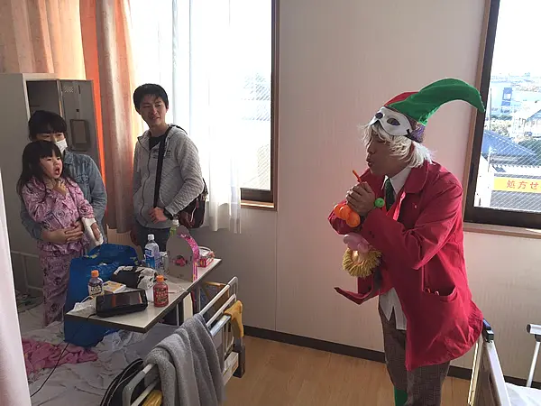 お子様の前でバルーンを作るパフォーマー