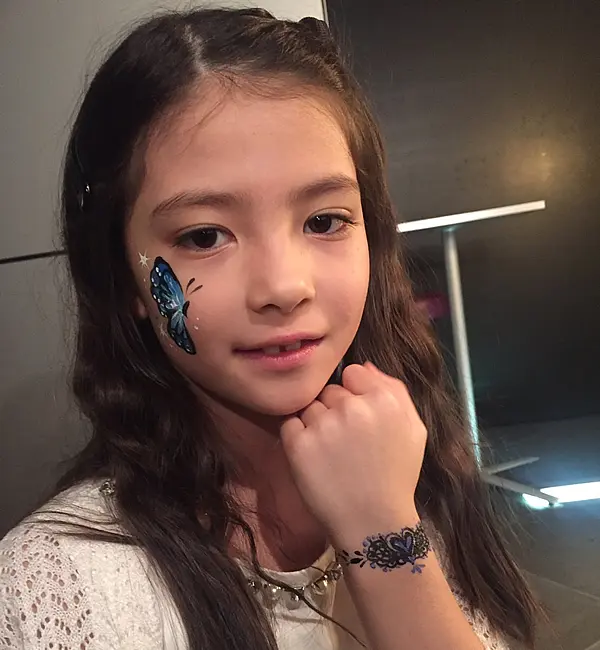 フェイスペイントをした小学生の女の子
