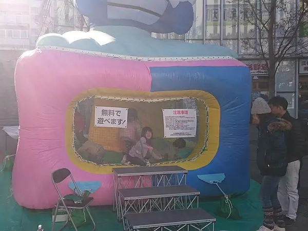エア遊具(ふわふわ)で遊ぶお子様
