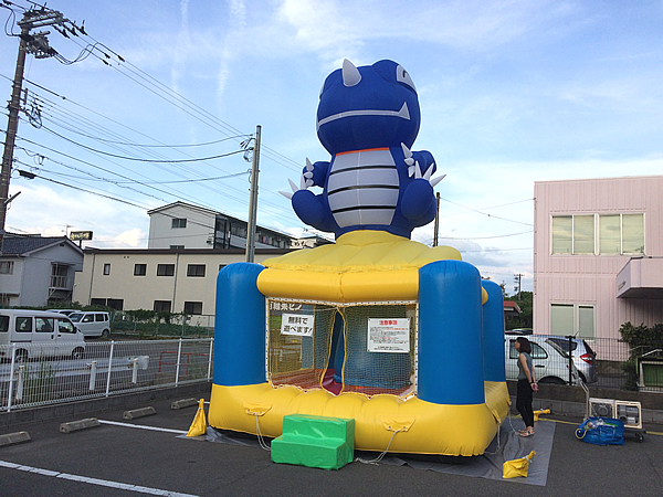 携帯ショップの駐車場に設置したエア遊具(ふわふわ)