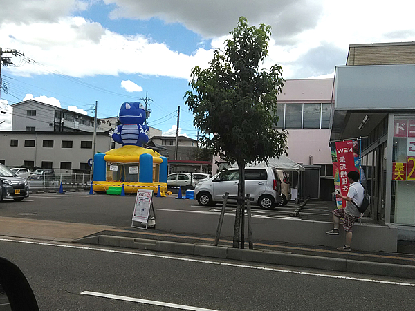 携帯ショップ前に設置されたエア遊具(ふわふわ)