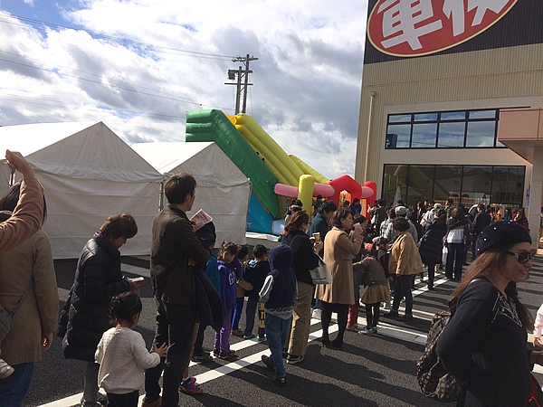 エア遊具(ふわふわ)で遊ぶための行列