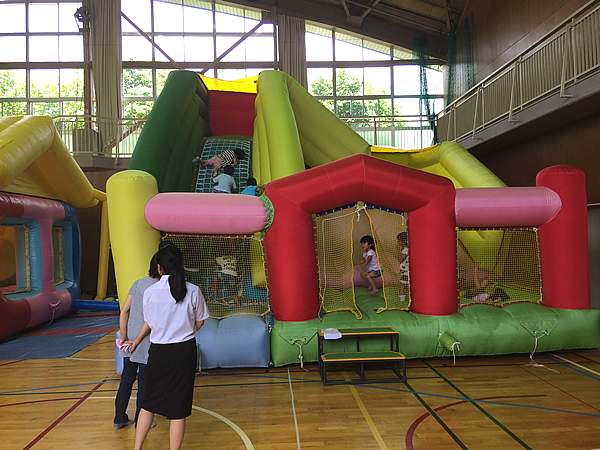 スライダー付きのエア遊具(ふわふわ)