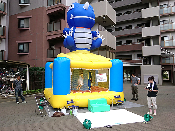 マンションの夏祭りにレンタルしたエア遊具(ふわふわ)
