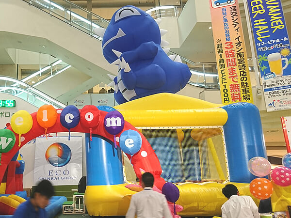 宮崎県宮崎市のショッピングセンターでの省エネ商材商社の展示会会場に設置したエア遊具(ふわふわ)