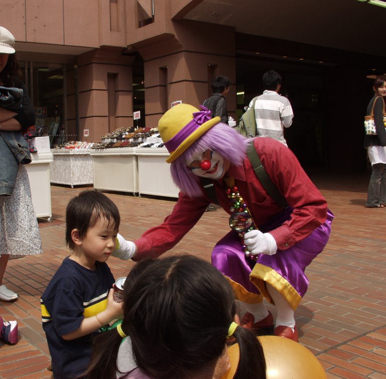 大道芸人 スティルト 足長パフォーマンス