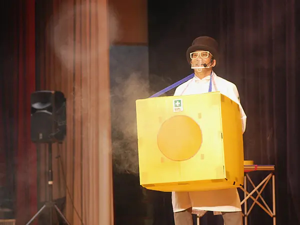 大阪府大阪市の小学校PTAのイベントで巨大空気砲を発射する科学実験パフォーマー