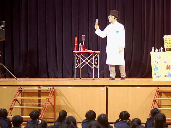 ペットポドルを使った実験をする科学実験パフォーマー