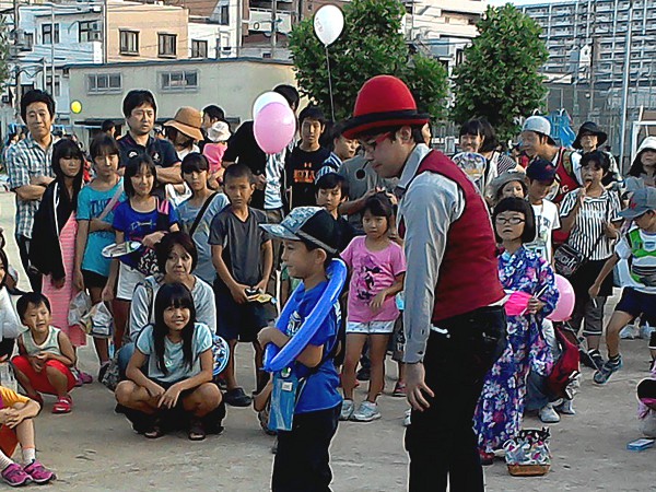 祭り　小学生 小学校のグラウンドで開催された自治会の夏祭りに大道芸人が出張！in福岡県福岡市 ｜ イベントパートナー