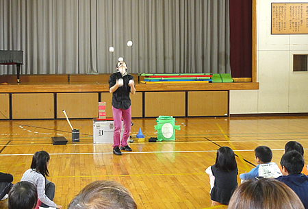 ジャグリングパフォーマー