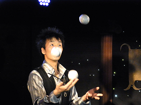 ジャグリングパフォーマー