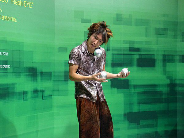 ジャグリングパフォーマー