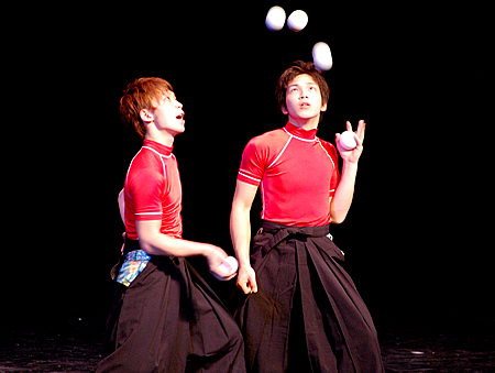 ジャグリングをする桔梗ブラザーズ