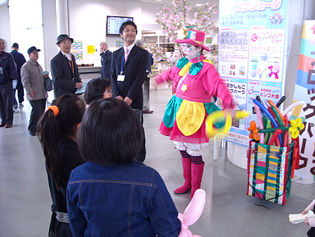 グリーティングをしたピエロ(クラウン)