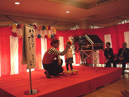 女の子とピエロ(クラウン)