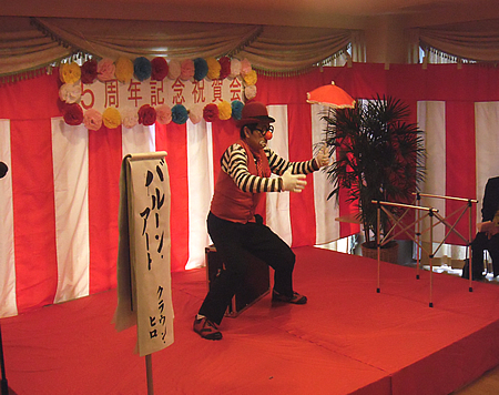 パントマイムをするピエロ(クラウン)