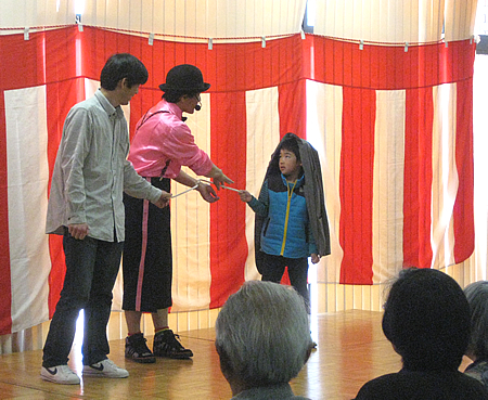 ディアボロ(中国ゴマ)を使うパフォーマー