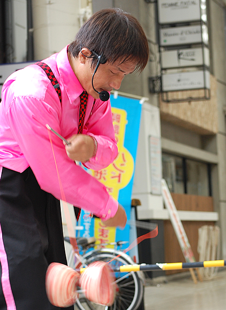 ディアボロ(中国ゴマ)を操るパフォーマー