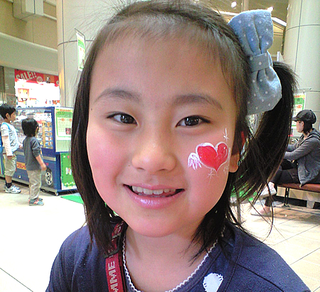 フェイスペイントをしたお子様