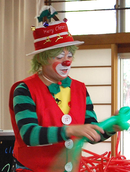 バルーンを作るピエロ(クラウン)