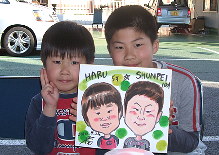 似顔絵を描いた子ども達