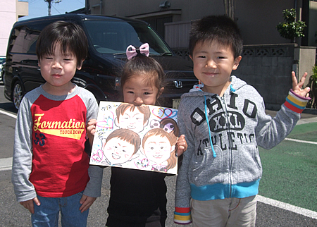 似顔絵を描いた子ども達