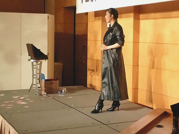 女性マジシャン