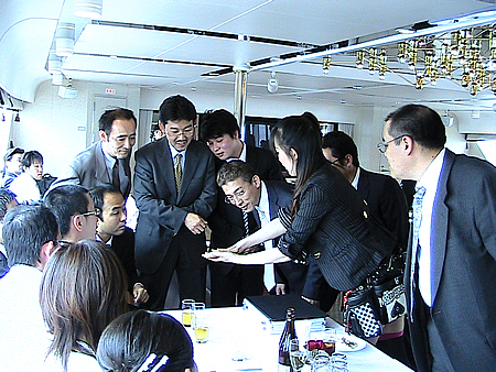 テーブルマジックをする女性マジシャン