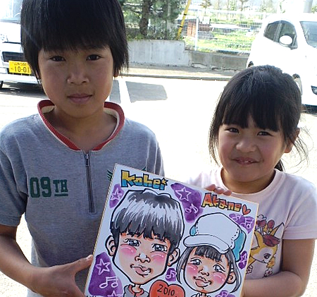 似顔絵を描いた兄妹