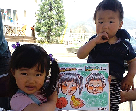 似顔絵を描いた子ども達