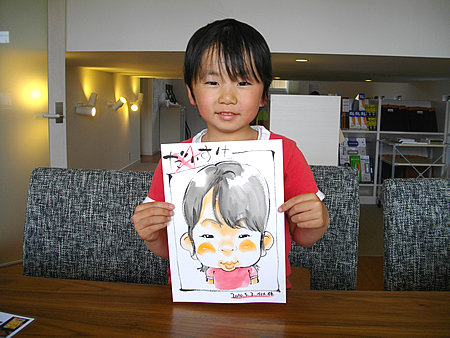 似顔絵を描いた男の子