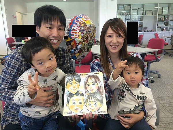 似顔絵をお描きしたご家族連れ