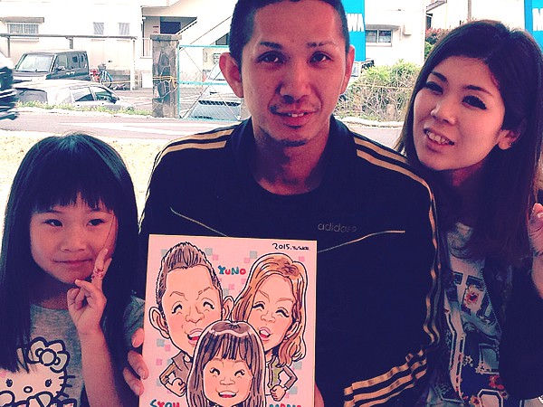 似顔絵をお描きしたご家族連れ