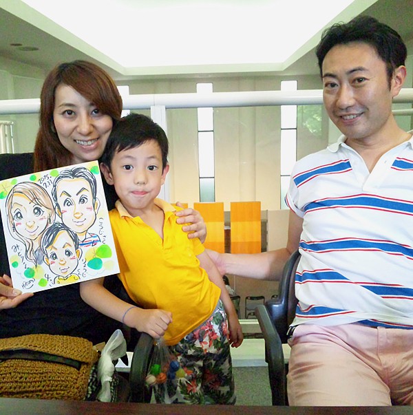似顔絵をお描きしたご家族連れ