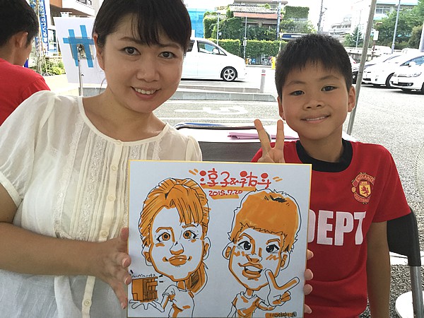 似顔絵お描きした親子連れ