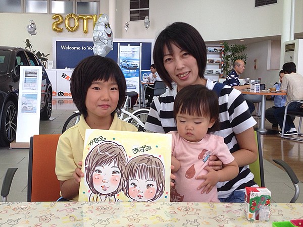 似顔絵をお描きした親子連れ