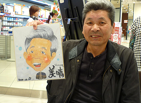 似顔絵をプレゼントした男性