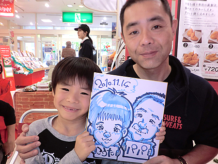 似顔絵をプレゼントした親子