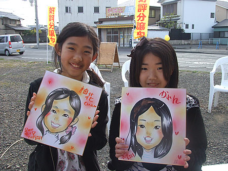 似顔絵をプレゼントした女の子