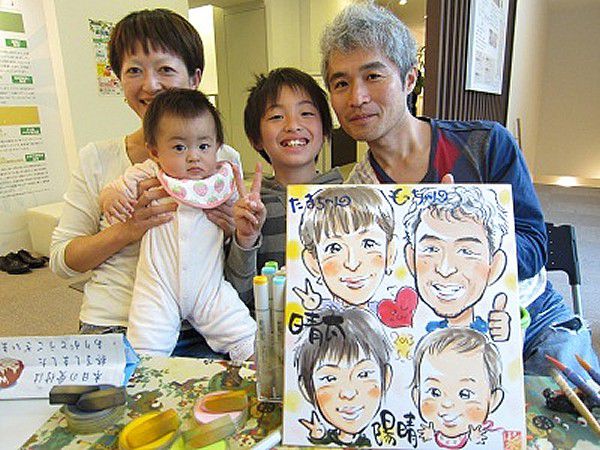 似顔絵をお描きしたご家族連れ