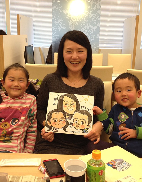 似顔絵をお描きした親子連れ