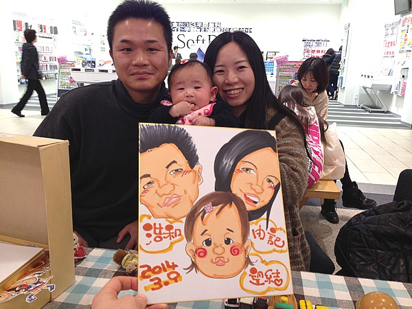 似顔絵をお描きしたご家族連れ
