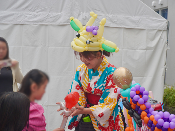 東京都葛飾区で開催された防災イベントで子ども達にバルーンアートをプレゼントするバルーンパフォーマーつぐみ