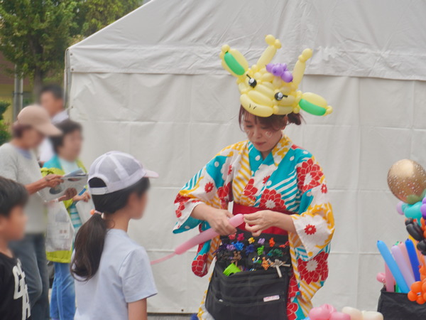 東京都葛飾区で開催された防災イベントで子ども達にバルーンアートをプレゼントするバルーンパフォーマーつぐみ