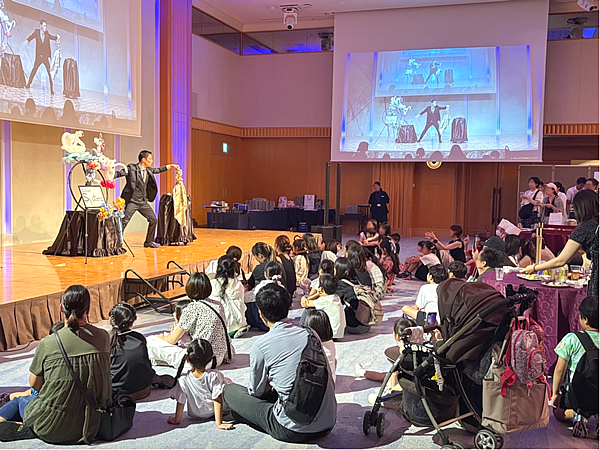 神奈川県横浜市のホテル従業員、ご家族向けのパーティーでバルーンアートショーをするBalloon-Syotaro