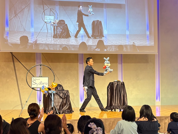 神奈川県横浜市のホテル従業員、ご家族向けのパーティーでパフォーマンスをするBalloon-Syotaro