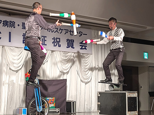 福岡県久留米市で開催された社会医療法人さんのパーティーで息の合ったジャグリングを披露するシンクロニシティ